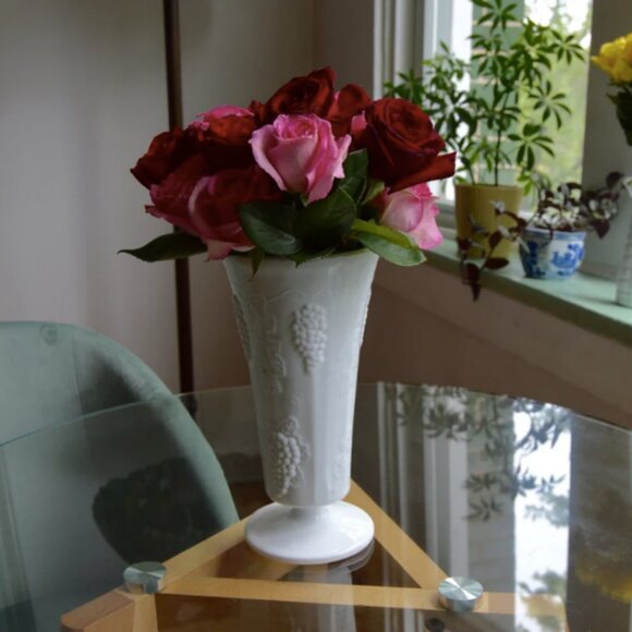 Set of 3 Vintage Milk Glass Pieces - 1 Vase and 2 Coffee Cups - Picture 1 of 8